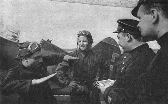 Петр Бринько (слева) (17.09.1915 — 14.09.1941) — советский летчик